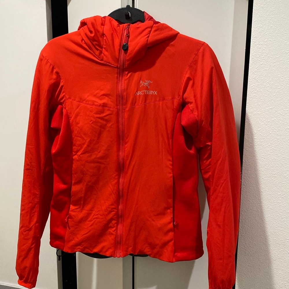 Arc'teryx Women's Atom Hoody - Vibrant Red